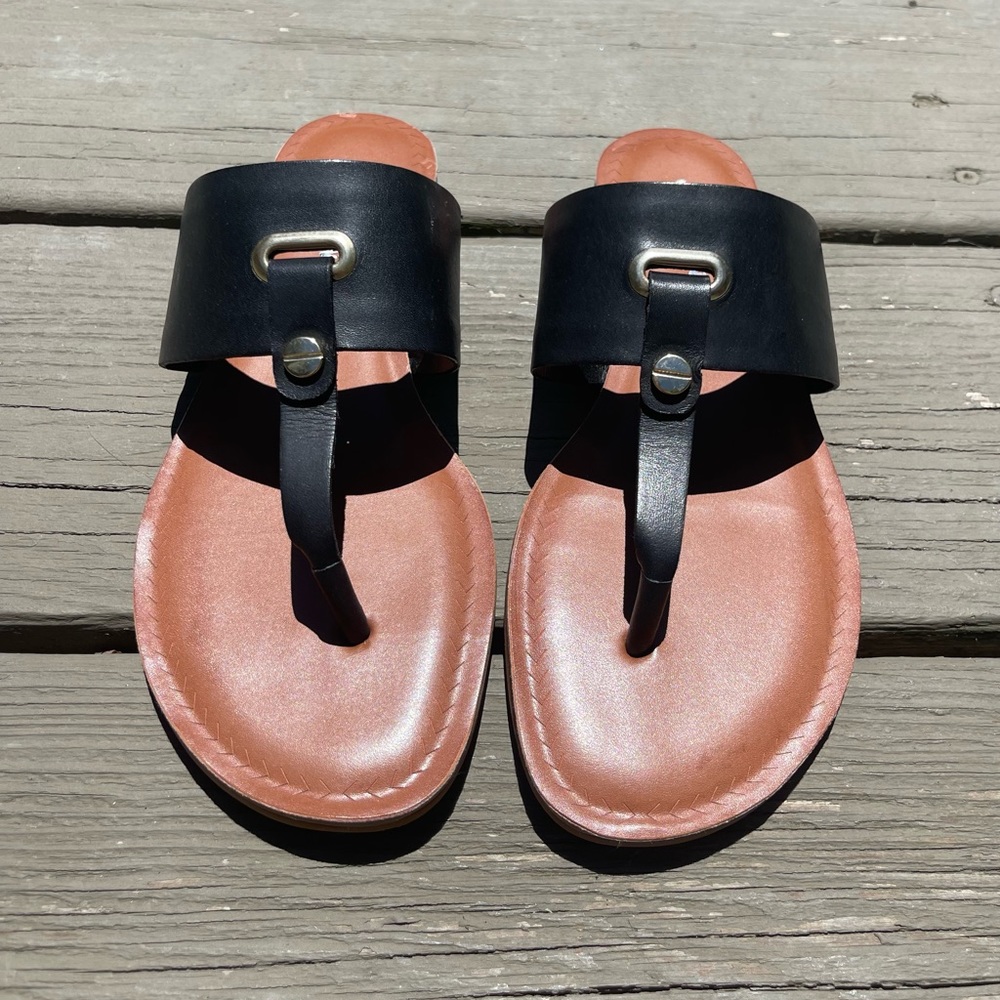 Gianni Bini black leather flip flops